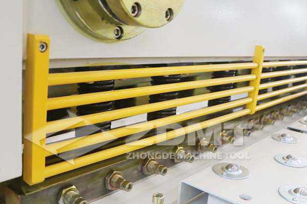 簡易式防護(hù)柵欄.jpg 簡易式防護(hù)柵欄.jpg