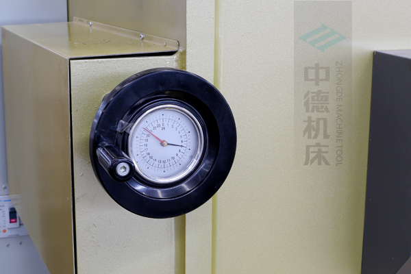 ZDG-640刀片間隙調節(jié)裝置，設置在機架前面，并有刻度顯示，調節(jié)方便.jpg