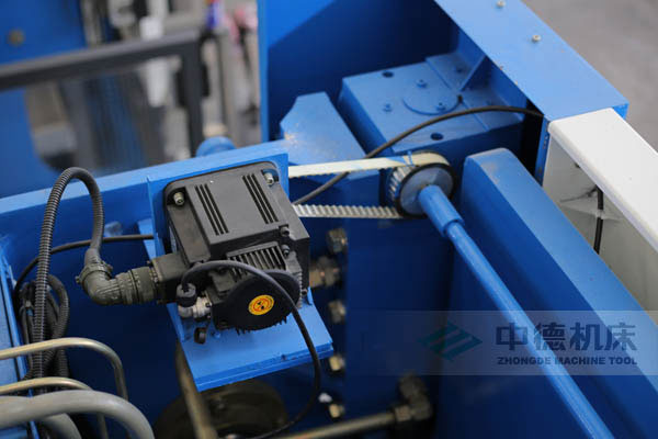 ZDPK-10032配有Y軸伺服定位功能，能精確有效提高Y軸精度，并使工作效率明顯提高