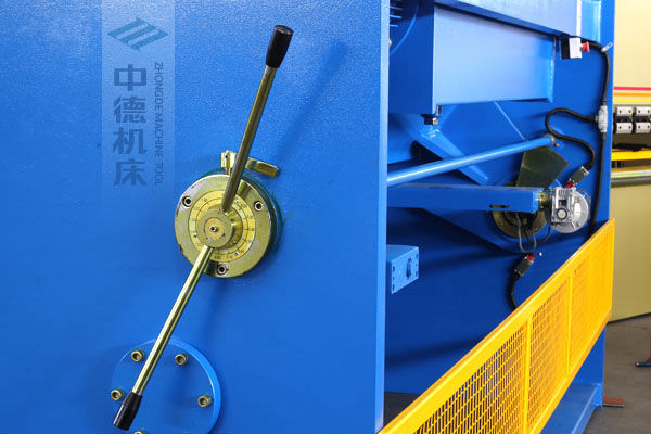 ZDS-1632剪板機(jī)刀片間隙手動調(diào)節(jié)器，刻度清淅，調(diào)節(jié)省力又簡便.jpg